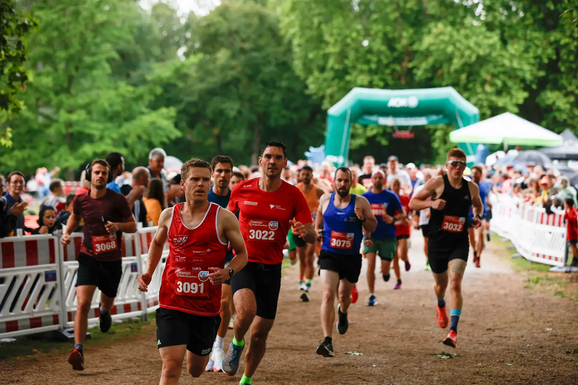 Läuferinnen und Läufer am Start des Schlossparklaufs im Schlosspark Werneck